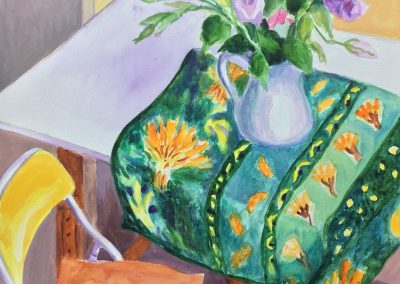 Chaise jaune et fleurs